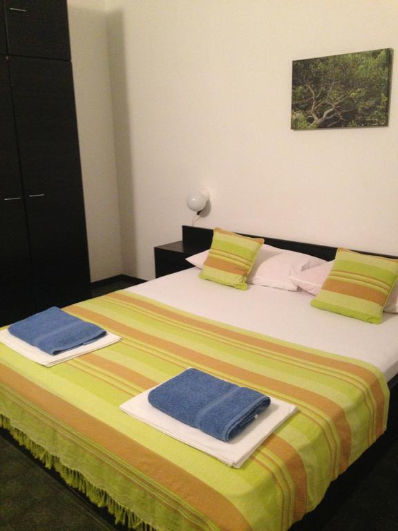 Guest House Alek Vrboska Rum bild