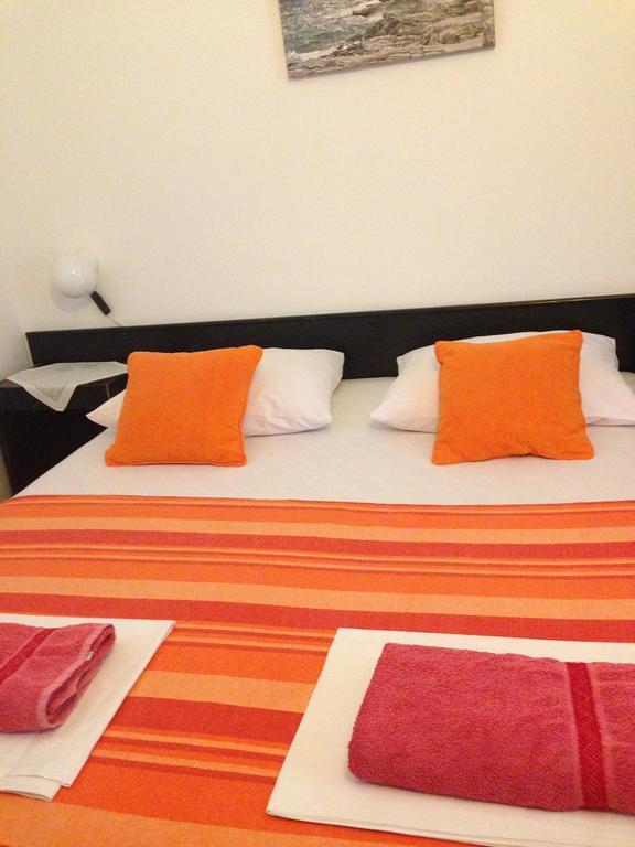 Guest House Alek Vrboska Rum bild