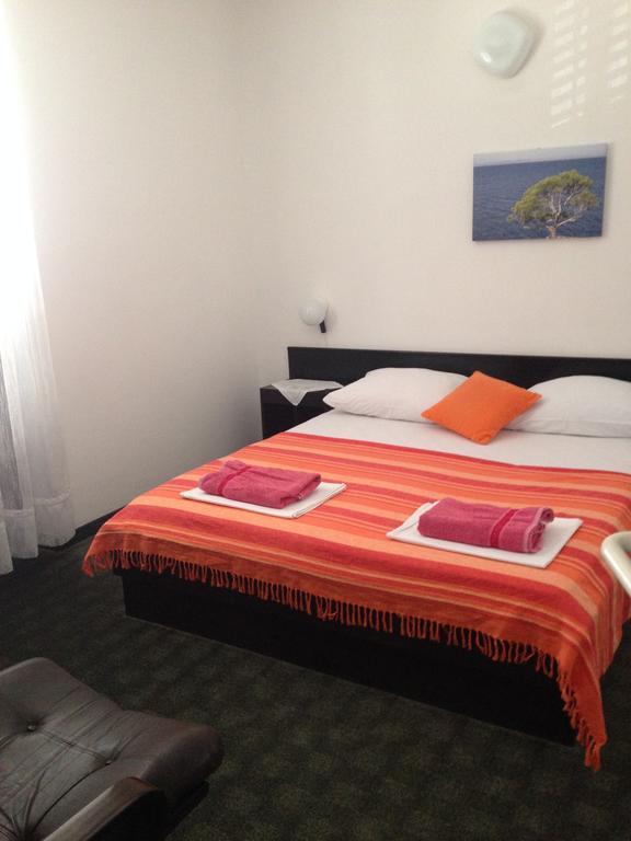 Guest House Alek Vrboska Rum bild